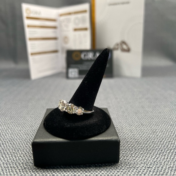 18K 3.6CT AUTHENTIC MOISSANITE 5 STONE DIAMOND RING - Picture 9 of 15